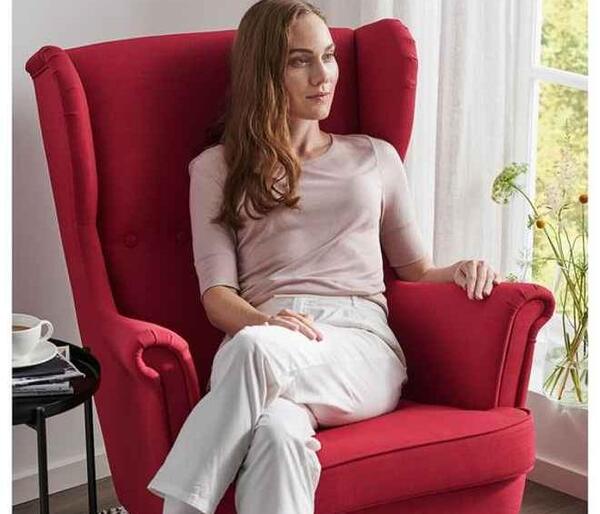 ژست عکس دخترانه روی مبل