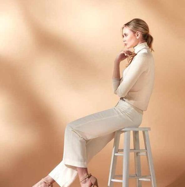 ژست عکس دخترانه روی مبل