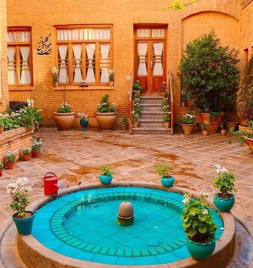 عکس خانه قدیمی با حوض