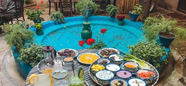 عکس خانه قدیمی با حوض