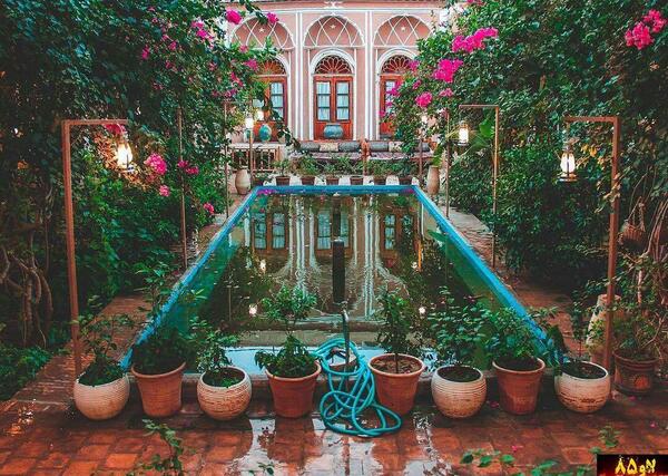 عکس خانه قدیمی با حوض
