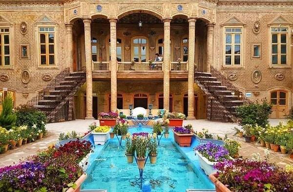 عکس خانه قدیمی با حوض