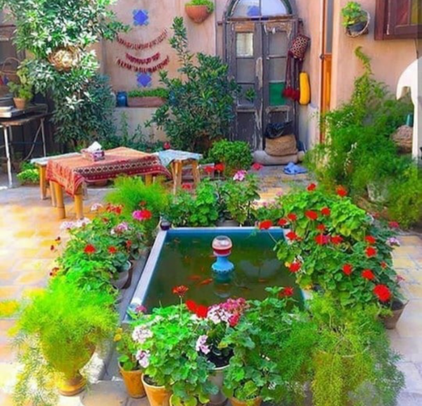 عکس خانه قدیمی با حوض