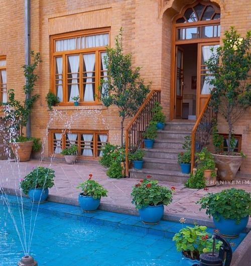 عکس خانه قدیمی با حوض
