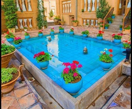 عکس خانه قدیمی با حوض