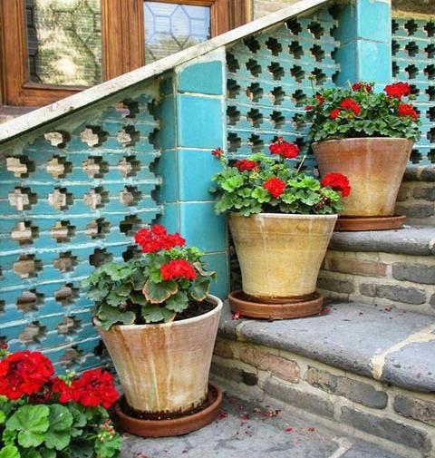 عکس خانه قدیمی با حوض