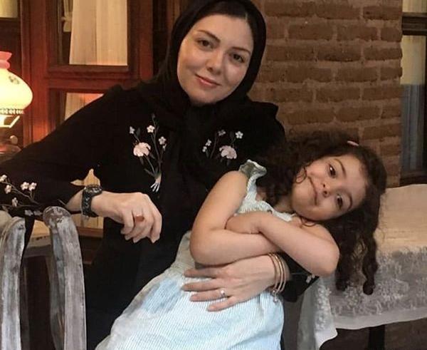 عکس آزاده نامداری و همسر و دخترش