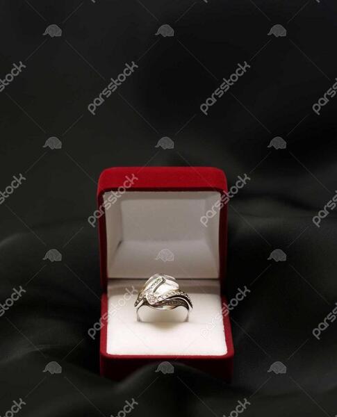 عکس حلقه ازدواج داخل گل