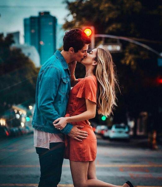 عکس بوسه عاشقانه از لب بدون متن