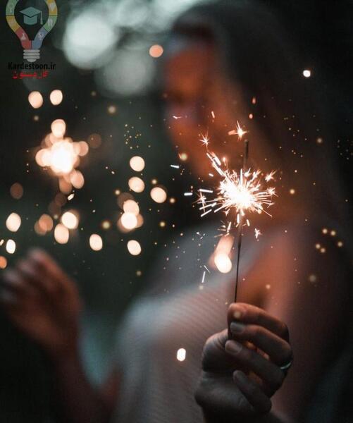 ژست عکس دخترانه با فشفشه