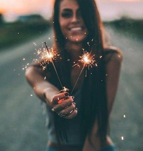 ژست عکس دخترانه با فشفشه