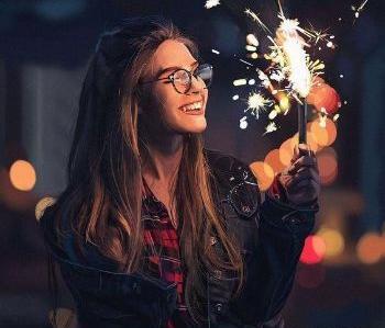 ژست عکس دخترانه با فشفشه