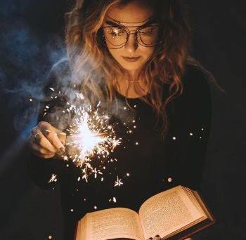 ژست عکس دخترانه با فشفشه