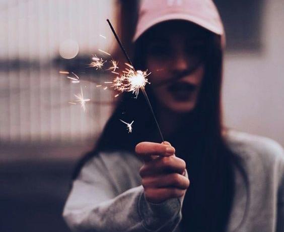 ژست عکس دخترانه با فشفشه