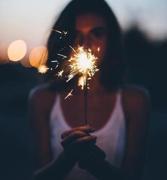 ژست عکس دخترانه با فشفشه