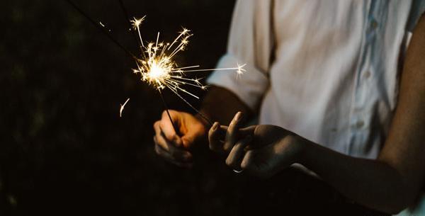 ژست عکس دخترانه با فشفشه