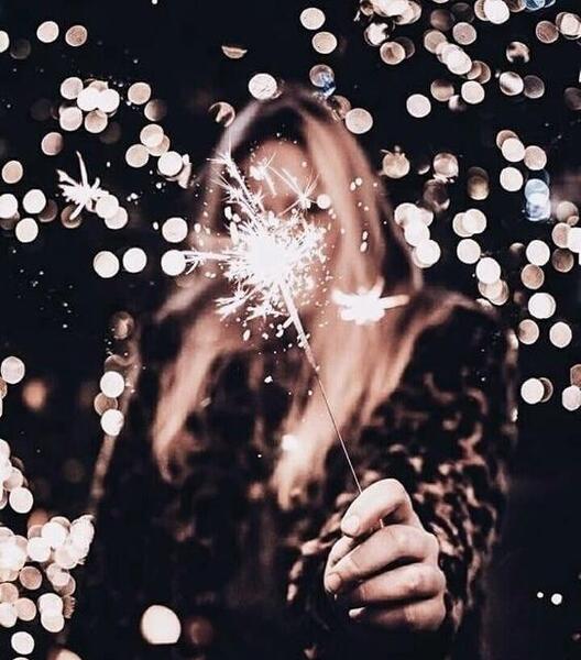 ژست عکس دخترانه با فشفشه