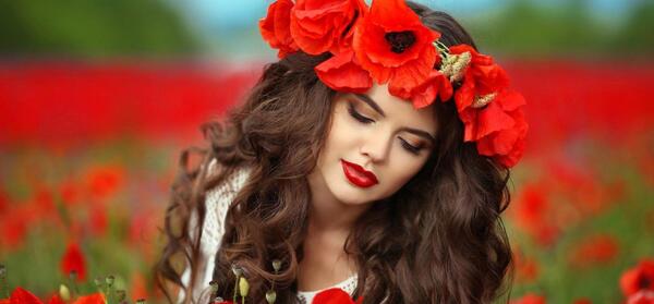 عکس دختر زیبا با گل رز قرمز