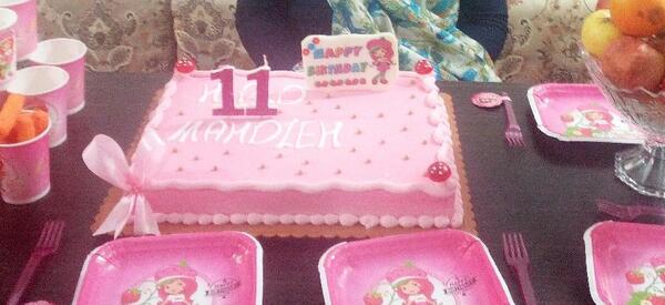 عکس کیک تولد دخترانه دختر توت فرنگی