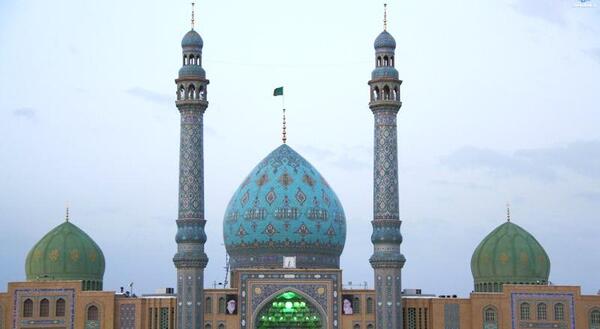 عکس مسجد جمکران با گل نرگس
