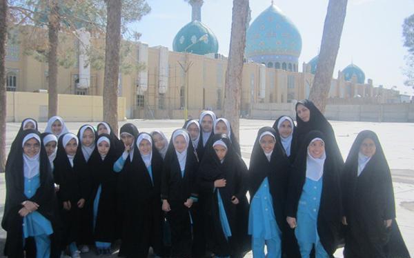 عکس مسجد جمکران با گل نرگس