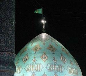 عکس مسجد جمکران با گل نرگس