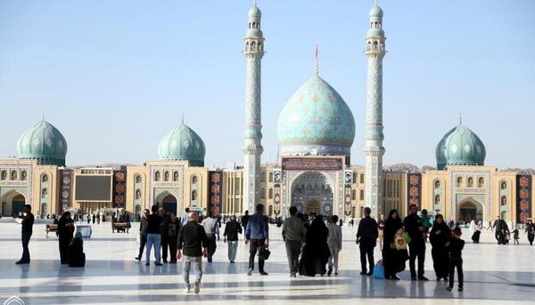 عکس مسجد جمکران با گل نرگس
