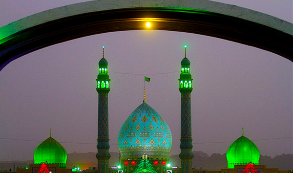 عکس مسجد جمکران با گل نرگس