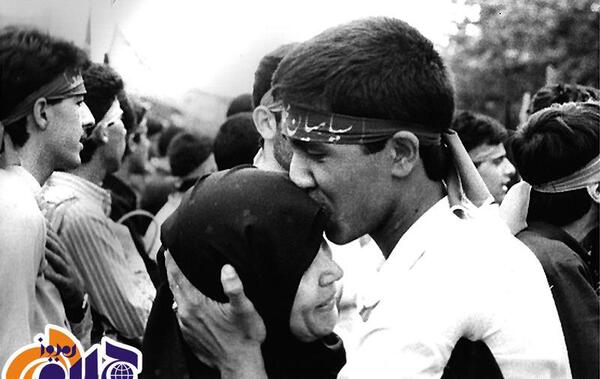 عکس گریه مادر شهید