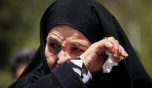 عکس گریه مادر شهید