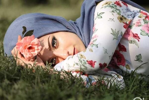 ژست عکس دخترانه تکی با حجاب