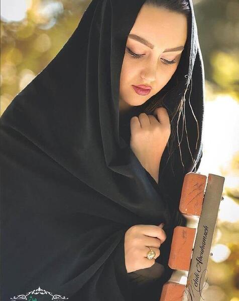 ژست عکس دخترانه تکی با حجاب