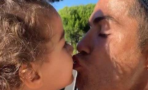 عکس بوسه عاشقانه رونالدو