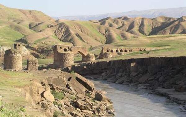 عکس خورشید روی سنگ نشانه چیست