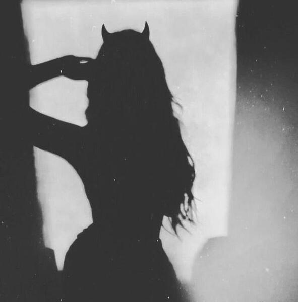عکس دختر غمگین تاریک