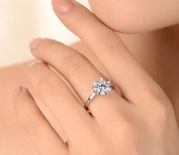 عکس حلقه ازدواج زن