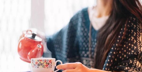 عکس چای ریختن