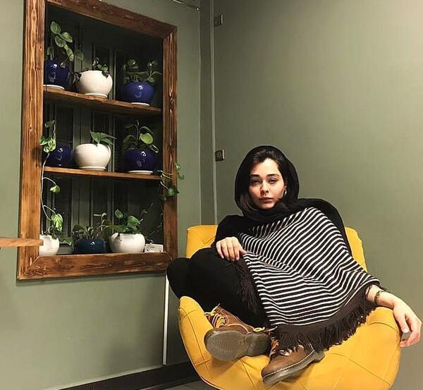 ژست عکس کتاب خواندن