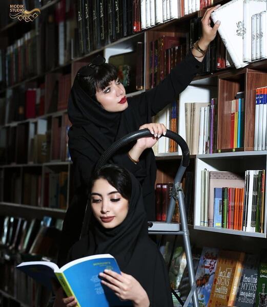 ژست عکس کتاب خواندن