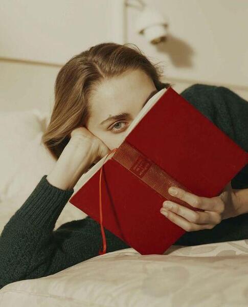 ژست عکس کتاب خواندن