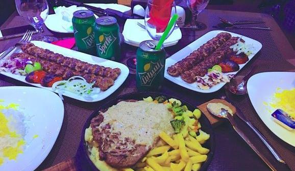 عکس غذا روی میز رستوران