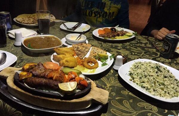 عکس غذا روی میز رستوران