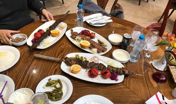 عکس غذا روی میز رستوران