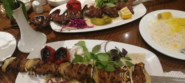 عکس غذا روی میز رستوران