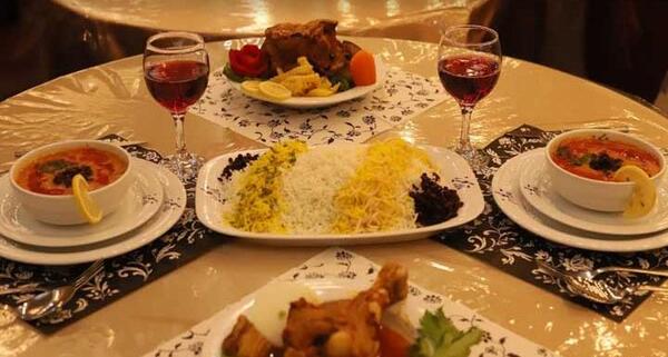 عکس غذا روی میز رستوران