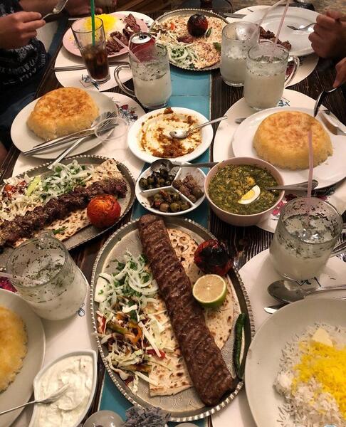 عکس غذا روی میز رستوران