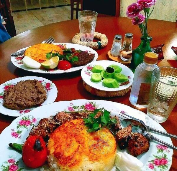 عکس غذا روی میز رستوران