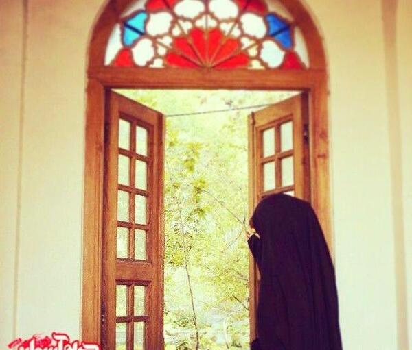 عکس دختر غمگین لب پنجره