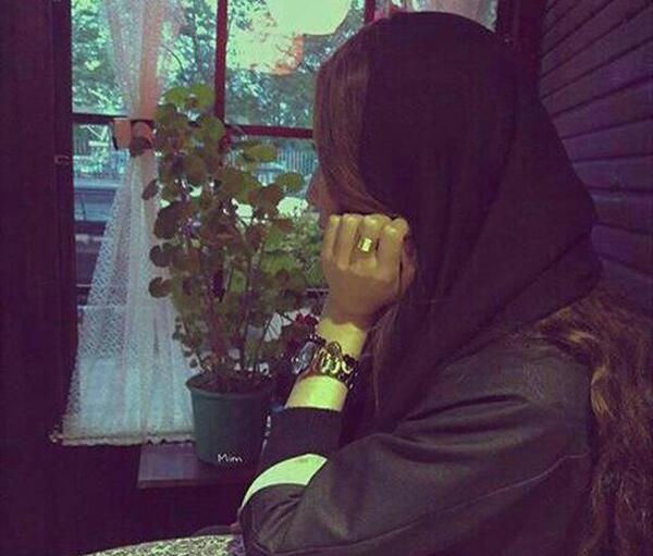 عکس دختر غمگین لب پنجره