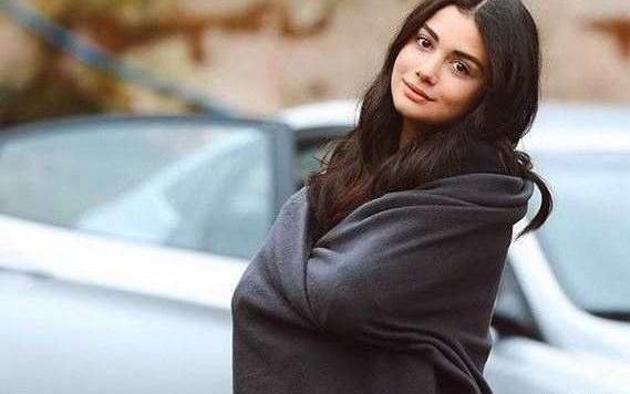 عکس بدون آرایش اوزگه یاگیز
